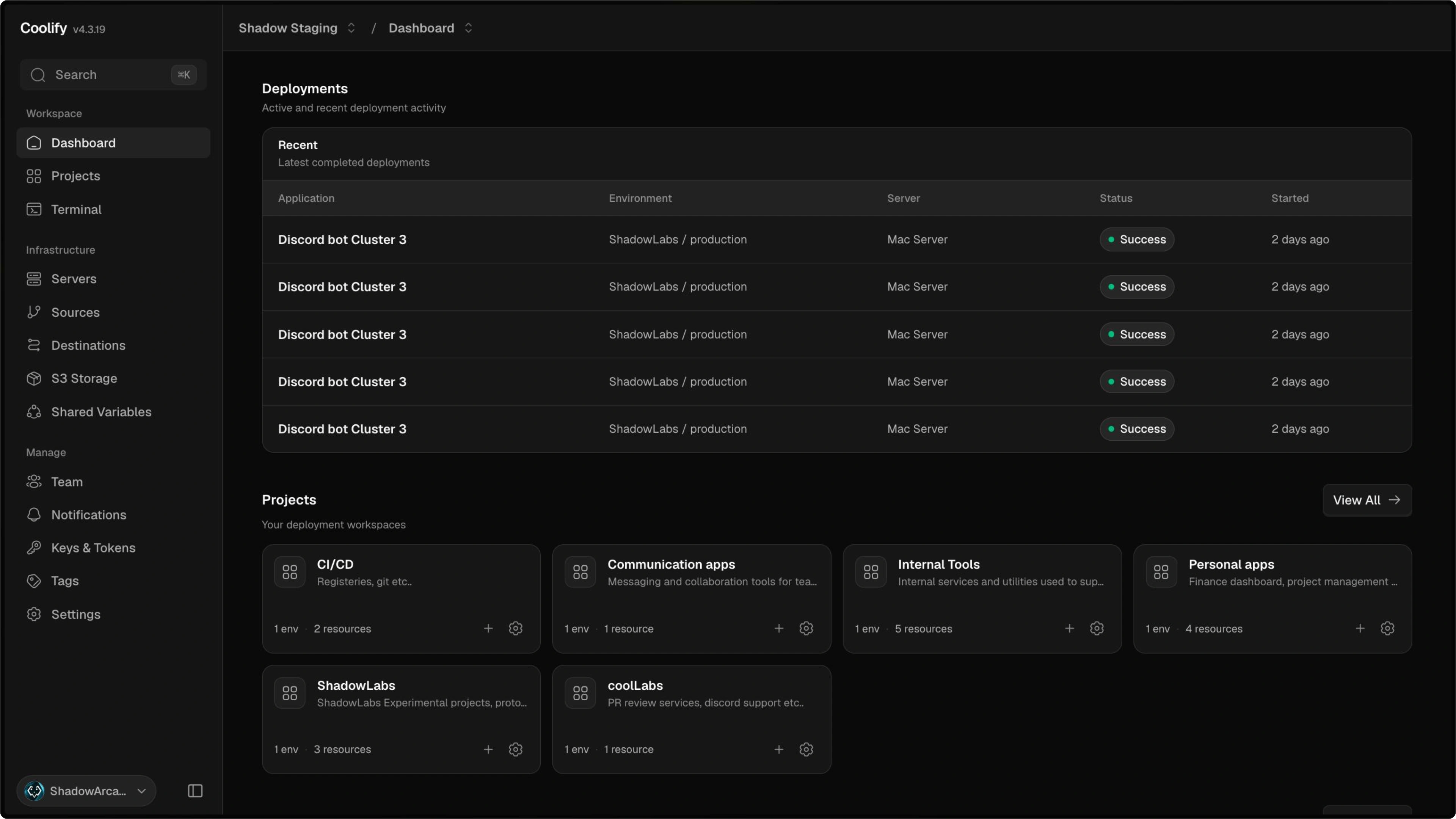 Coolify 官方仪表盘 v4.3.19:部署记录、项目分组、服务器与团队管理(官方文档截图)