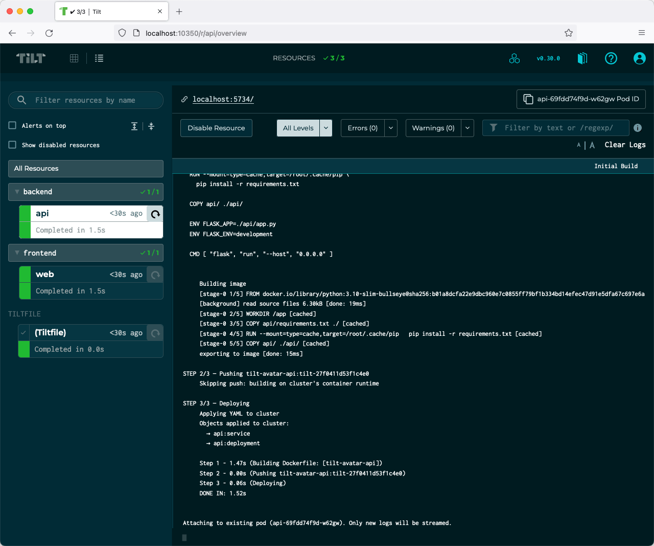 Tilt 官方产品界面:左侧按 backend/frontend 分组显示 api、web 资源及其构建耗时,右侧是实时构建日志,一次镜像构建+推送+部署仅 1.52s